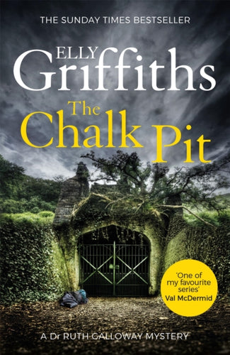 The Chalk Pit : The Dr Ruth Galloway Mysteries 9 - 9781784296629
